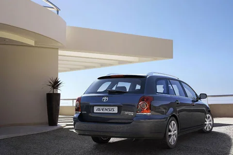 Toyota Avensis Wagon 2.2 D-4D Luna 2006 view 4