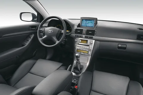 Toyota Avensis 2.2 D-4D Luna 2006 view 2