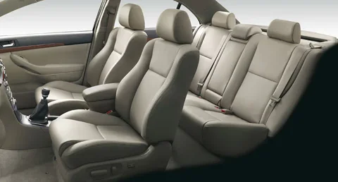 Toyota Avensis 2.2 D-4D Luna 2006 view 3