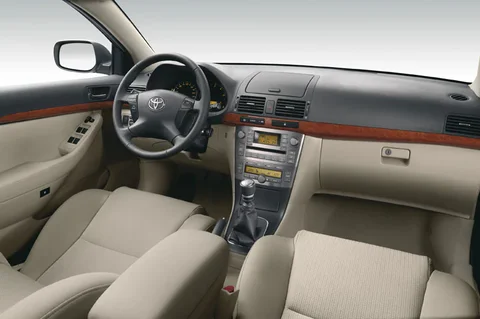 Toyota Avensis 2.2 D-4D Luna 2006 view 4