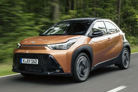Toyota Aygo X Hybrid 115 pulse 2025 view 2