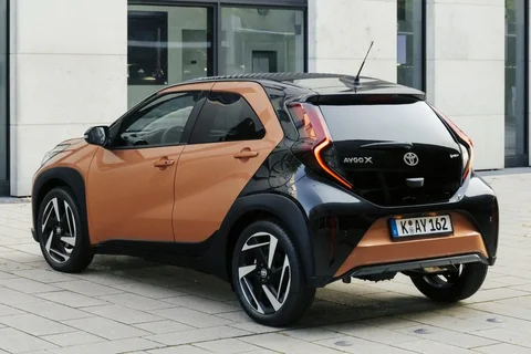 Toyota Aygo X Hybrid 115 pulse 2025 view 4