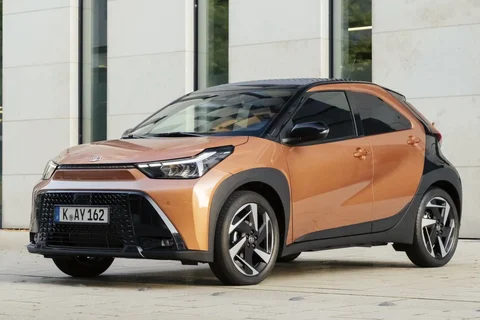 Toyota Aygo X Hybrid 115 pulse 2025 view 5