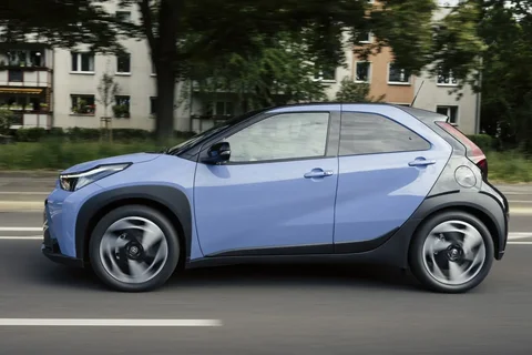 Toyota Aygo X Hybrid 115 pulse 2025 view 6