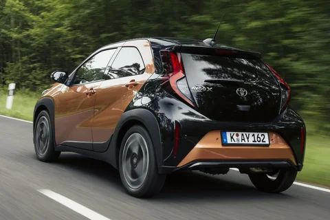 Toyota Aygo X Hybrid 115 pulse 2025 view 8