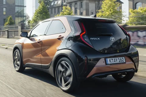 Toyota Aygo X Hybrid 115 pulse 2025 view 9