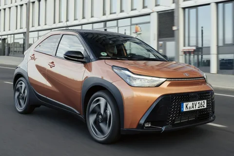 Toyota Aygo X Hybrid 115 pulse 2025 view 10