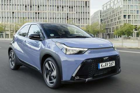 Toyota Aygo X Hybrid 115 pulse 2025 view 11