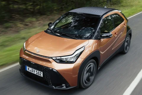 Toyota Aygo X Hybrid 115 pulse 2025 view 12