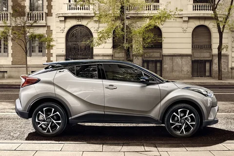 Toyota C-HR 1.2T Active 2017 view 2