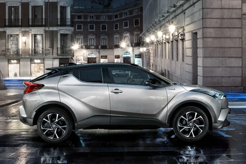 Toyota C-HR 1.2T Active 2017 view 3