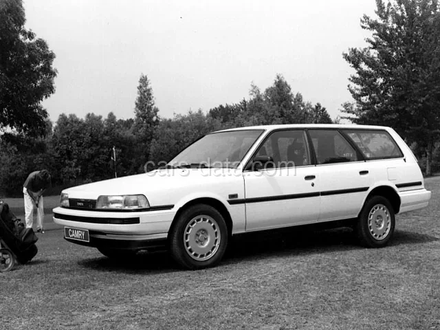 Toyota Camry Estate 2.5 GXEi 1990 front view