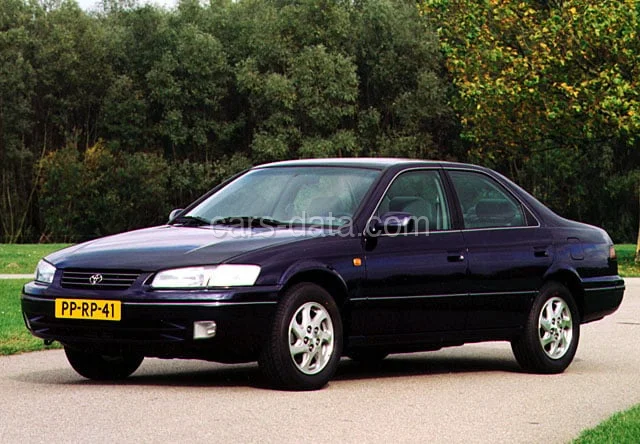 Toyota Camry 3.0i GL 1996 front view