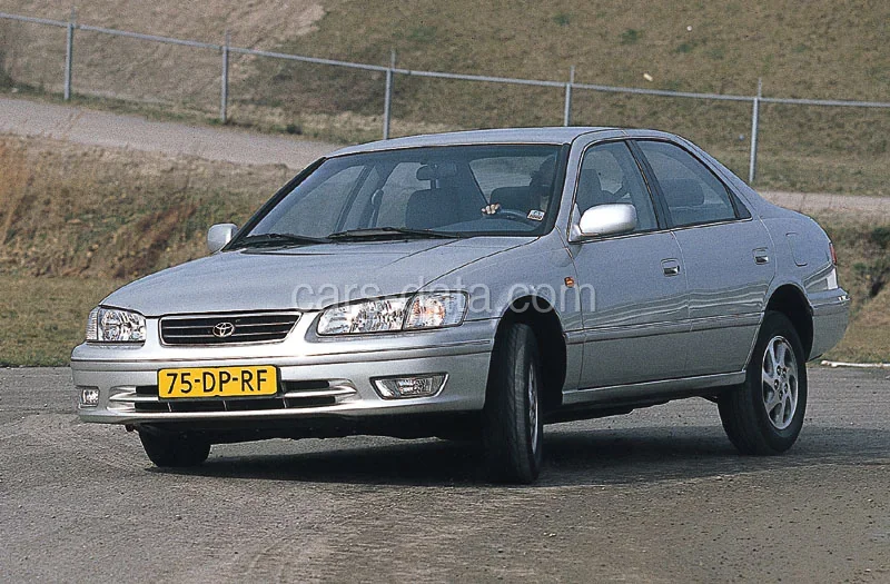 Toyota Camry 2.2i Executive 2001 front view