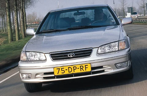 Toyota Camry 2.2i Executive 2001 view 2