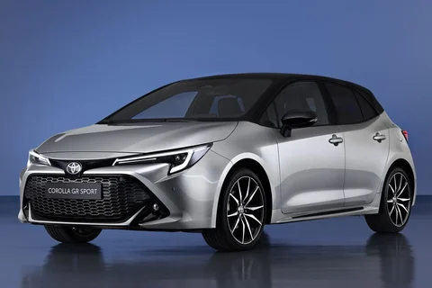 Toyota Corolla Hybrid 140 Dynamic 2024 view 2