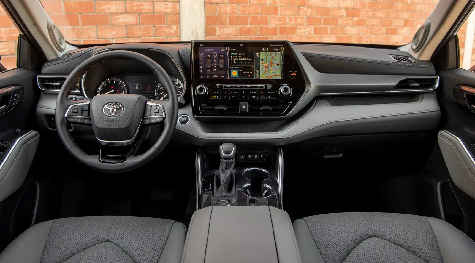 Toyota Highlander L FWD 2.4L 2023 suv prednji pogled