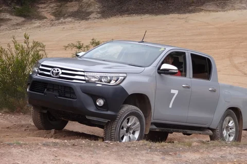 Toyota Hilux Double Cab 2.4 D-4D 4WD Executive 2019 view 6