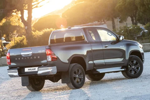 Toyota Hilux Xtra Cabine 2.8 D-4D 4WD Invincible 2024 view 2