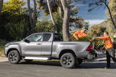 Toyota Hilux Xtra Cabine 2.8 D-4D 4WD Invincible 2024 view 4
