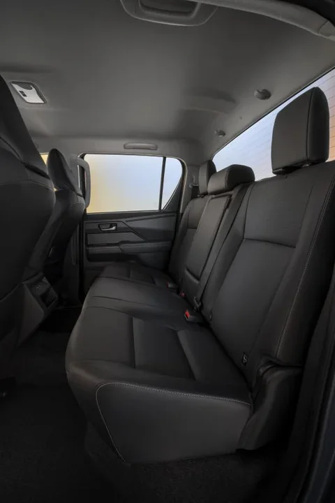 Toyota Hilux Electric 59.2kWh Challenger 2026 view 4
