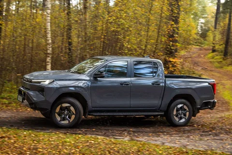 Toyota Hilux Electric 59.2kWh Challenger 2026 view 8