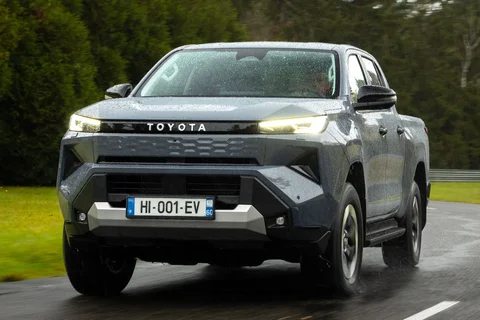 Toyota Hilux Electric 59.2kWh Challenger 2026 view 11