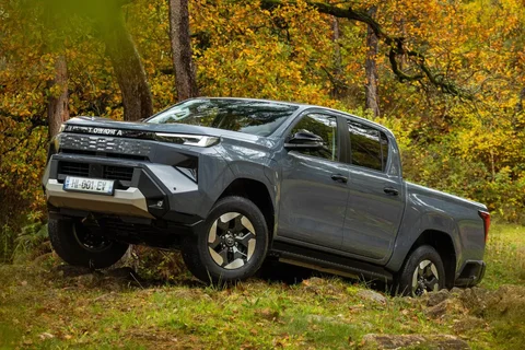 Toyota Hilux Electric 59.2kWh Challenger 2026 view 12