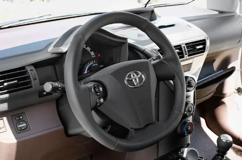 Toyota iQ 1.0 VVT-i Access 2010 view 3