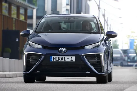 Toyota Mirai FCV Executive 2017 view 8