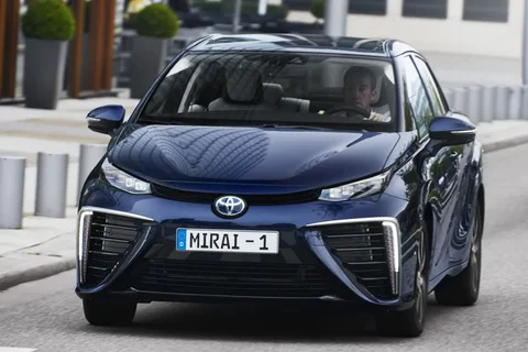 Toyota Mirai FCV Executive 2017 view 10
