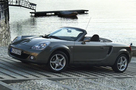 Toyota MR2 1.8 16v VVT-i Speedshift 2002 view 2