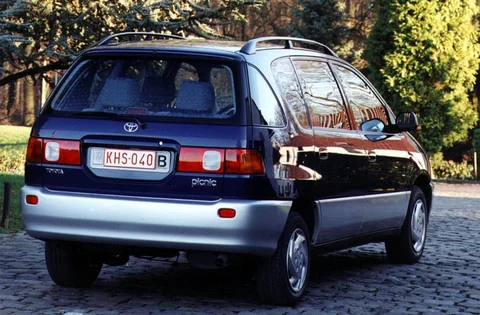 Toyota Picnic 2.2 TD Executive 1999 view 2