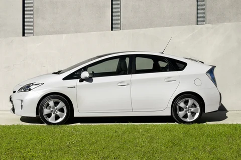 Toyota Prius 1.8 HSD Dynamic Business 2011 view 2