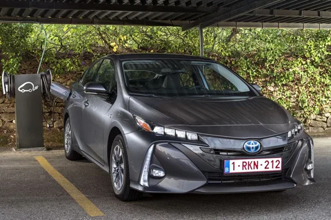 Toyota Prius 1.8 Plug-in Hybrid Dynamic 2018 view 2