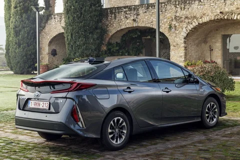 Toyota Prius 1.8 Plug-in Hybrid Dynamic 2018 view 3