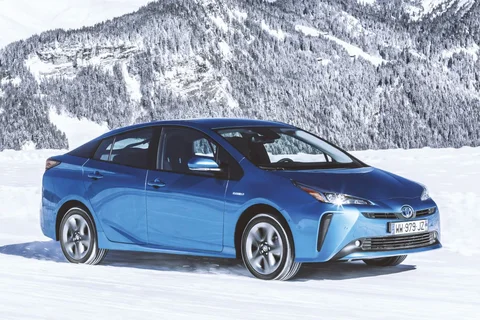 Toyota Prius 1.8 Hybrid Dynamic 2019 view 2