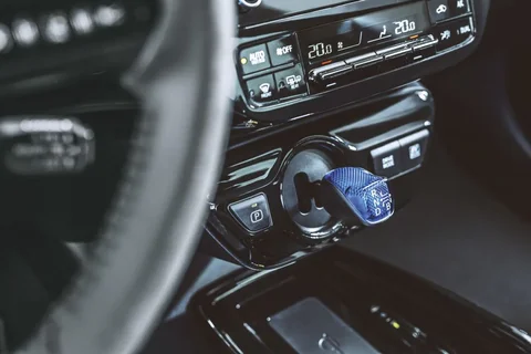 Toyota Prius 1.8 Hybrid Dynamic 2019 view 3