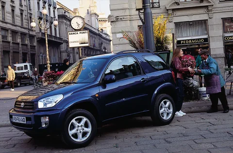 Toyota RAV4 2.0 D4-D Linea Sol 4WD 2001 view 2