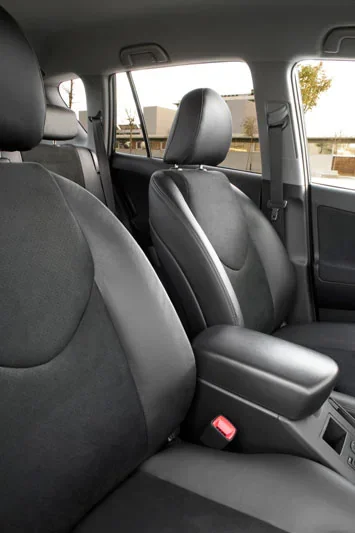Toyota RAV4 2.2 D-4D D-CAT Dynamic 2010 view 9