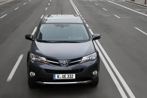 Toyota RAV4 2.2 D-CAT 4WD Dynamic 2014 view 3