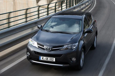 Toyota RAV4 2.2 D-CAT 4WD Dynamic 2014 view 4