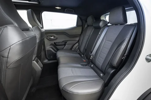 Toyota Urban Cruiser 61kWh Dynamic 2025 view 2