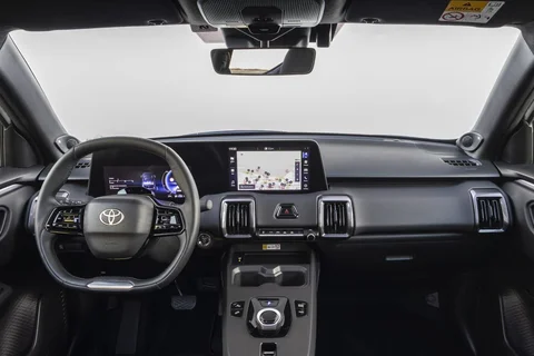 Toyota Urban Cruiser 61kWh Dynamic 2025 view 3