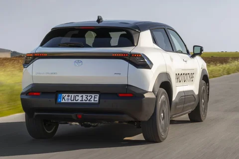 Toyota Urban Cruiser 61kWh Dynamic 2025 view 4