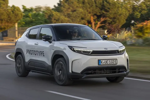 Toyota Urban Cruiser 61kWh Dynamic 2025 view 8