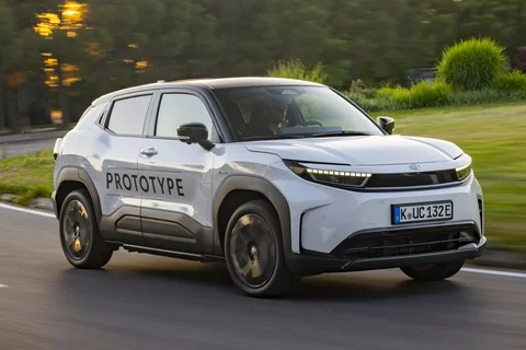 Toyota Urban Cruiser 61kWh Dynamic 2025 view 9