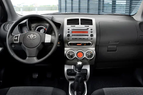 Toyota Urban Cruiser 1.3 VVT-i Dynamic 2009 view 3