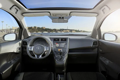 Toyota Verso-S 1.3 VVT-i Dynamic 2011 view 12