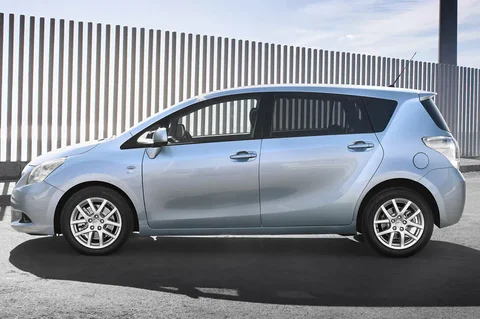 Toyota Verso 2.0 D-4D-F Dynamic 2009 view 2